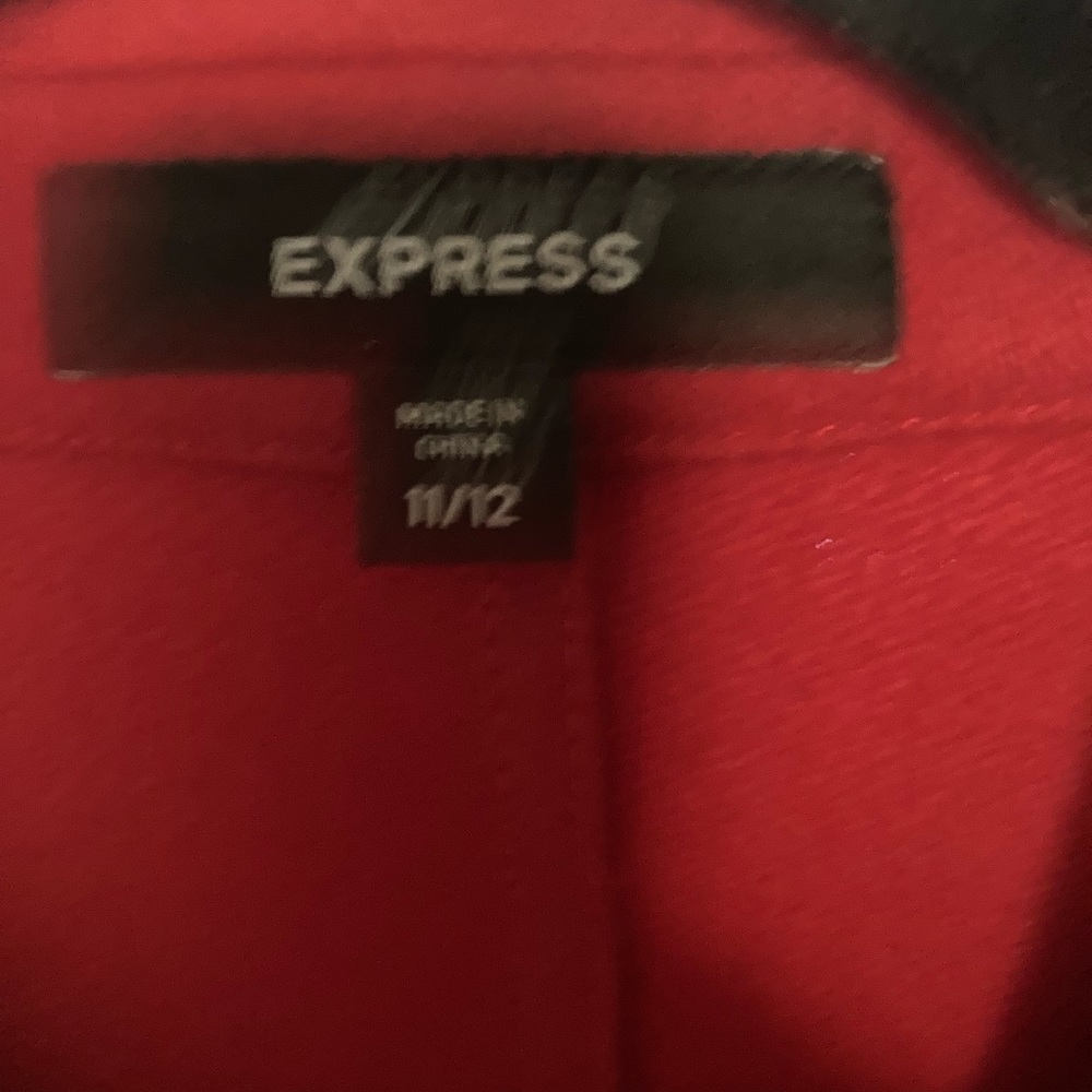Express size 11. There is a tiny hole in the front below the right inner arm. ++